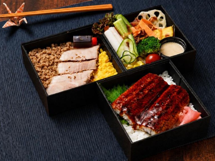 炭火焼き ポークステーキ＆鰻＆彩サラダ3段重