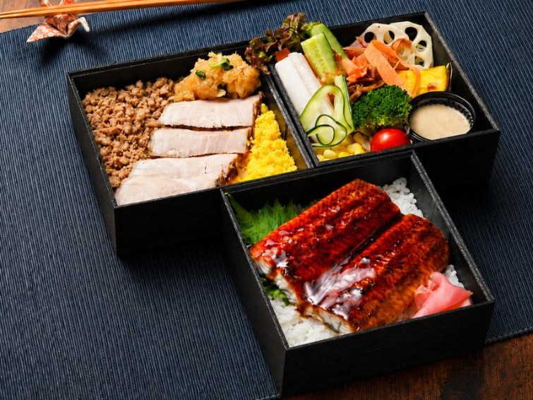 炭火焼き ポークステーキ＆鰻＆彩サラダ3段重