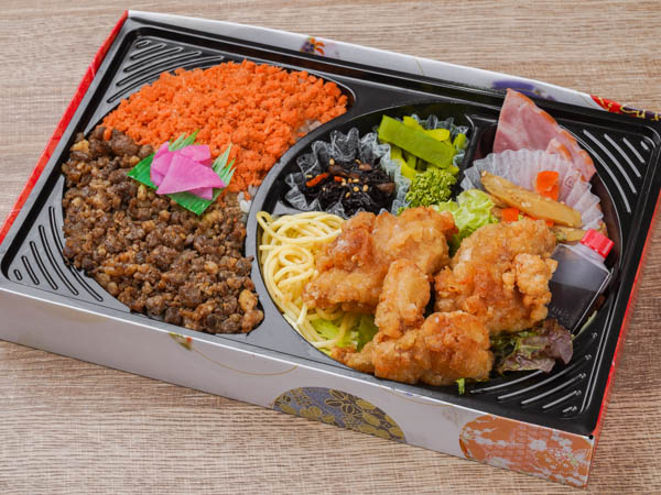 和牛そぼろと紅しゃけ飯＆秘伝のから揚げ弁当