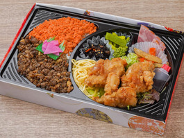 和牛そぼろと紅しゃけ飯＆秘伝のから揚げ弁当