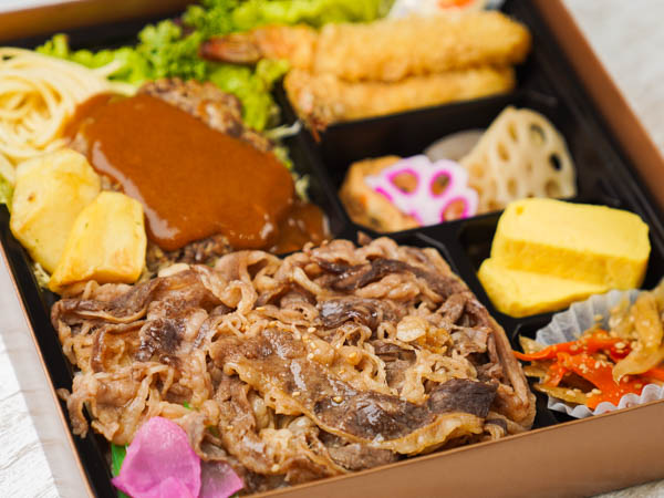 豪華牛焼肉重＆天然エビフライ＆黒毛和牛手ごねハンバーグステーキ御膳