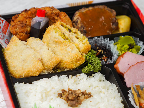 和牛コロッケ＆秘伝の唐揚げ＆黒毛和牛手ごねハンバーグステーキ弁当