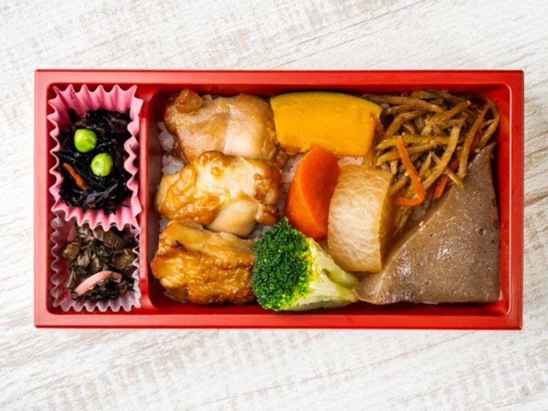 七色野菜の鶏肉重（炙り焼き）