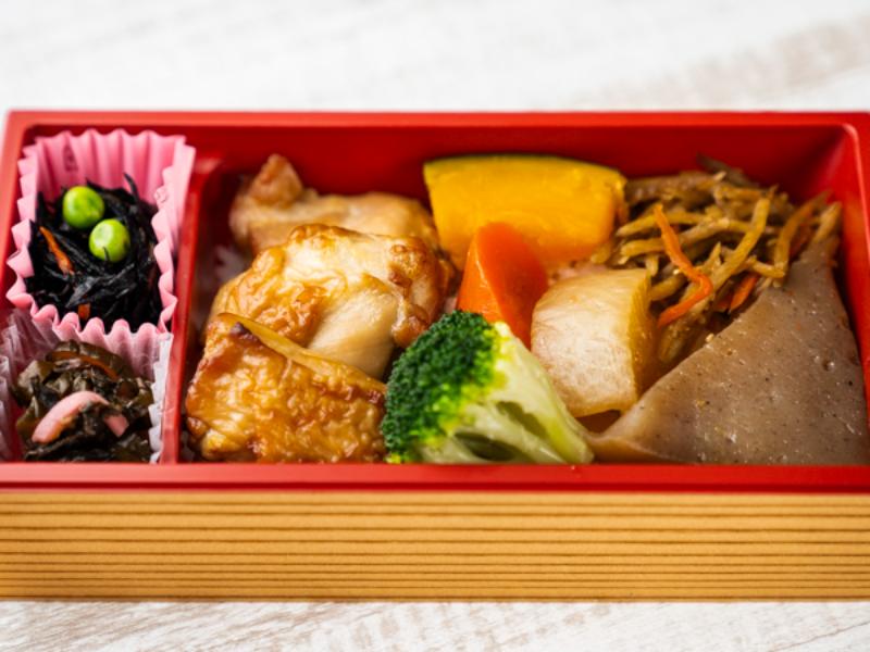 七色野菜の鶏肉重（炙り焼き）