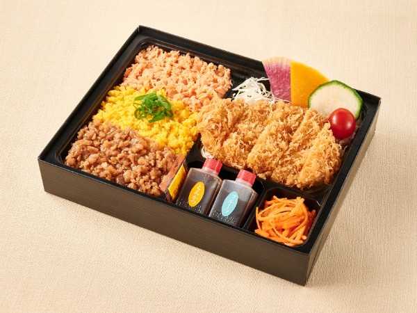 神楽のお得な三色そぼろとロースカツ弁当