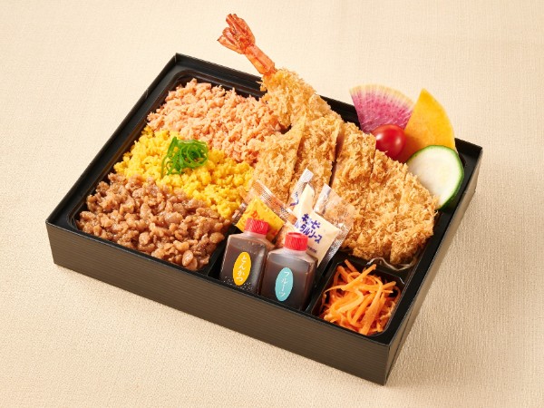 神楽のお得な三色そぼろとロースカツとエビフライ弁当