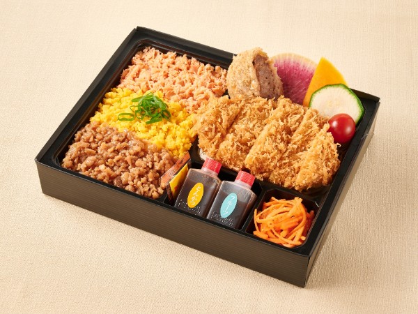 神楽のお得な三色そぼろとロースカツとメンチカツ弁当