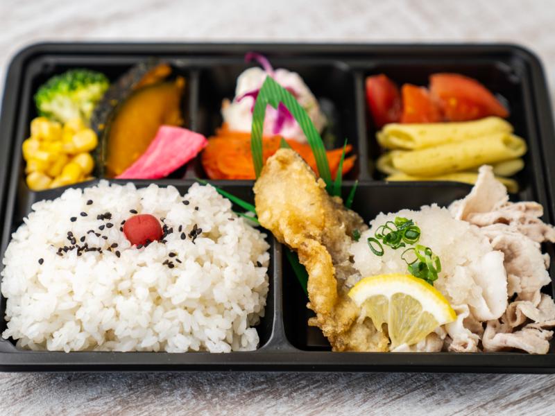 Deli弁当 白身魚と豚しゃぶネギぽん