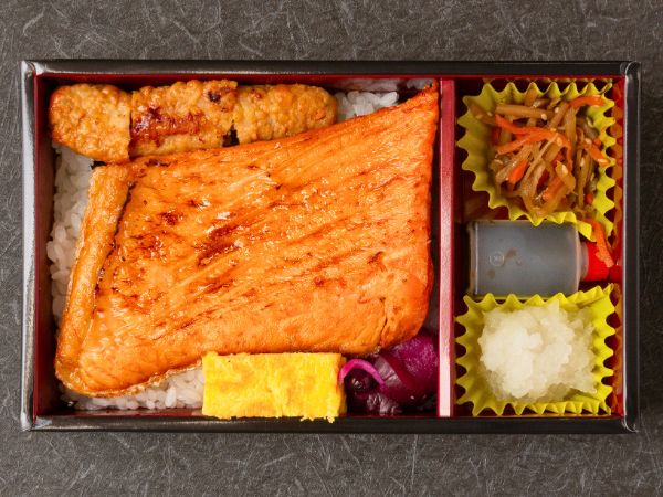 厚切り銀鮭ハラミ弁当