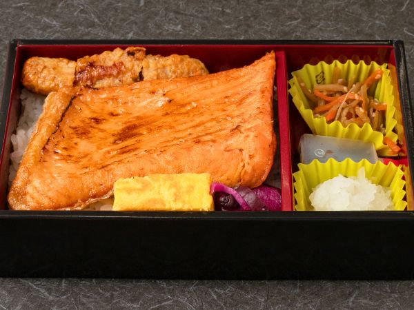 厚切り銀鮭ハラミ弁当