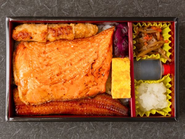 厚切り銀鮭ハラミと鰻の豪華弁当