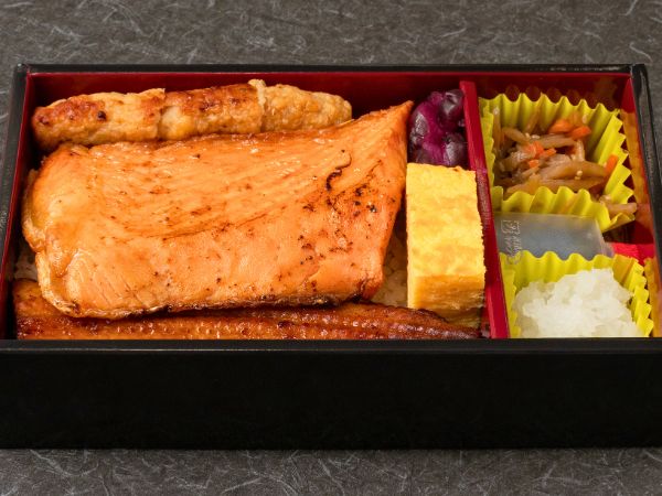 厚切り銀鮭ハラミと鰻の豪華弁当