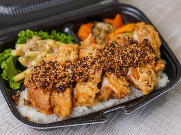 一枚揚げ鶏の胡麻ガーリック醤油弁当