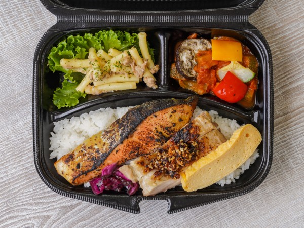 銀鮭西京漬け焼きと炭火焼き鶏ももステーキ弁当