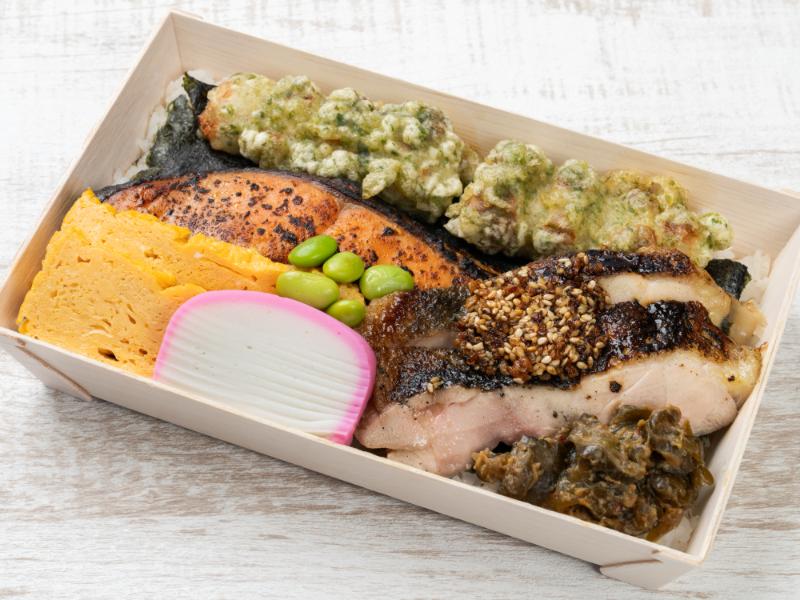 銀鮭西京味噌漬け焼きと炭火焼き鶏もも海苔弁当