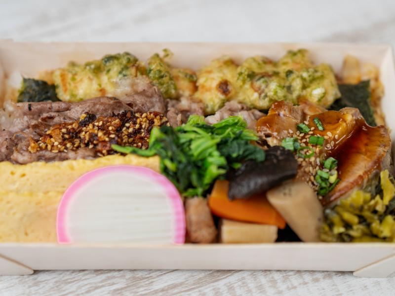 国産黒毛和牛あぶり焼きとポークステーキ海苔弁当