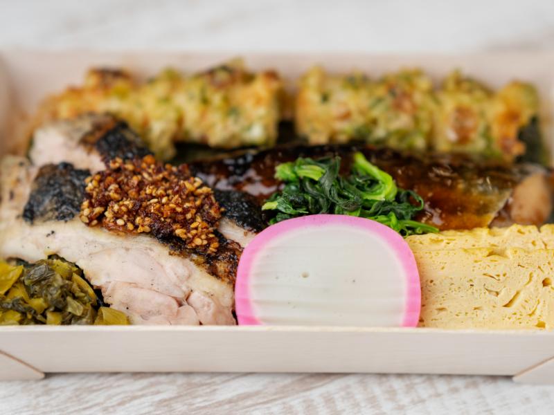 さわらの照り焼きと炭火焼鶏ももステーキ海苔弁当