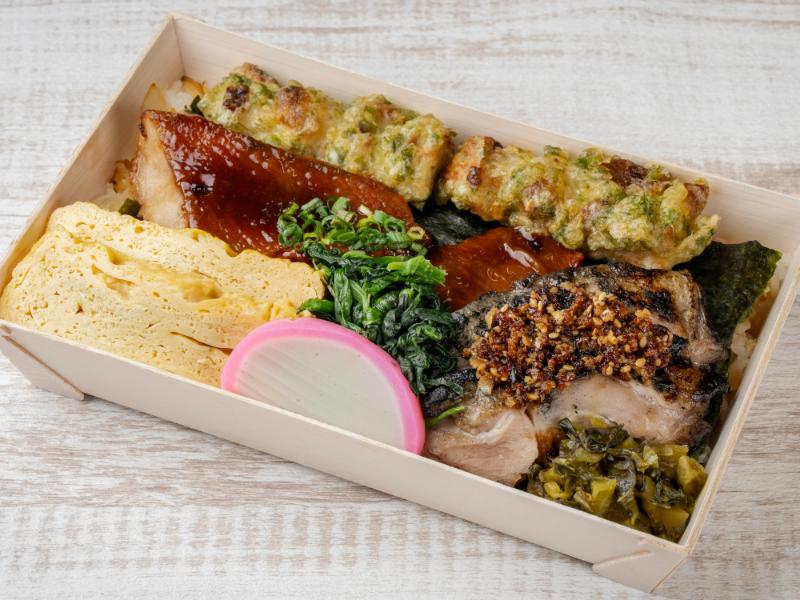 金目鯛の煮つけと炭火焼鶏ももステーキ海苔弁当