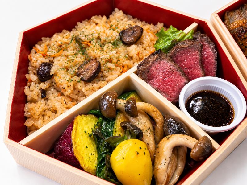 黒毛和牛ステーキ、和牛リブロースすき焼きと牛タンの秋野菜豪華贅沢弁当【9月16日～11月30日まで】