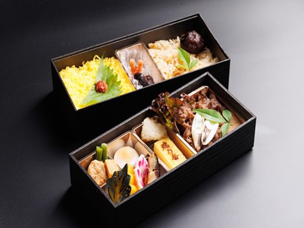 国産A5和牛やわらかすき焼きと五目炊き込み二段懐石御膳