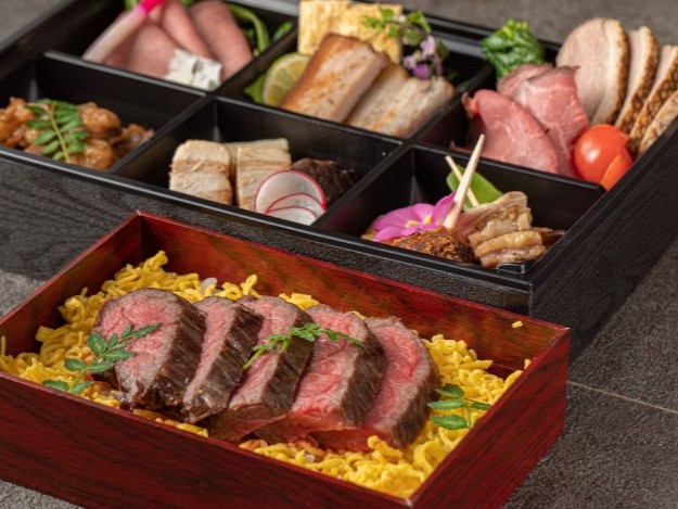 炭火焼熟成ステーキ飯と肉盛り御膳