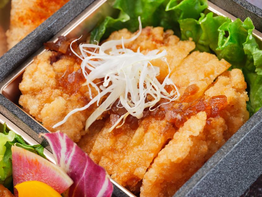 鳳凰～特製炒飯と油淋鶏と海老のエスニックチリソース～