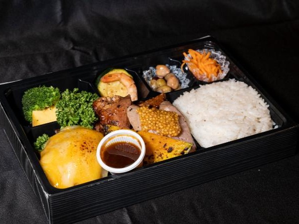 ゴルビージックチーズバーグ＆スパイシーBBQ＆生ソーセージのグリル ゴールデンマスタード付き