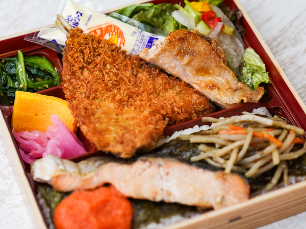 鶏の照り焼きとアジフライ海苔幕の内