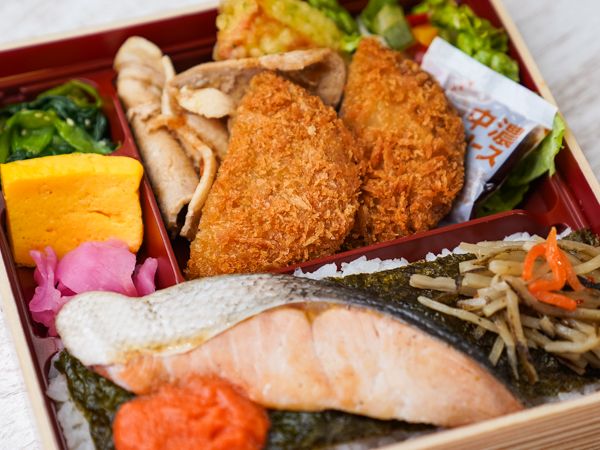 豚ロース生姜焼きと黒豚メンチカツ海苔幕の内