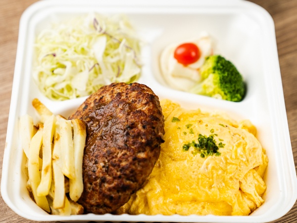 チーズオムライスとハンバーグステーキプレート