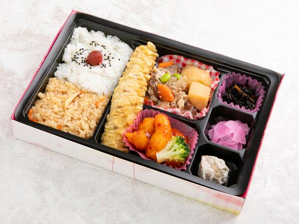 昔ながらの肉じゃがとプリプリの海老チリ弁当