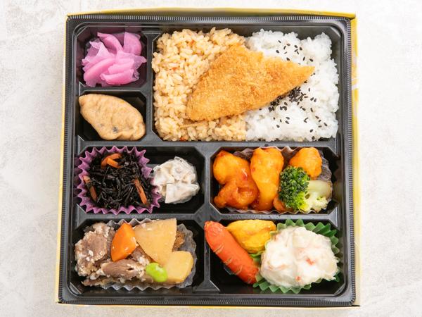 ほくほく肉じゃがとプリプリの海老チリ弁当