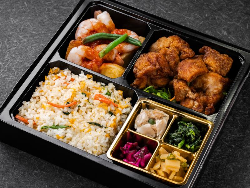 海老チリ（牛カルビ甘辛炒め）と油淋鶏の中華弁当