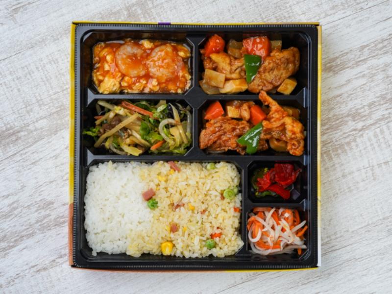 【豪華 幕の内弁当】白身魚の甘酢炒めとサバのチリソース弁当