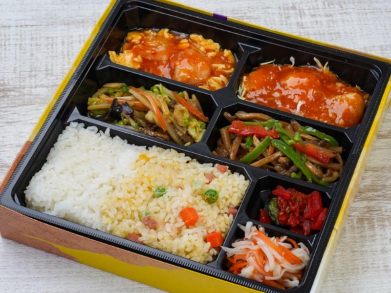 【豪華 幕の内弁当】海老のチリソースと青椒肉絲（チンジャオロース）弁当