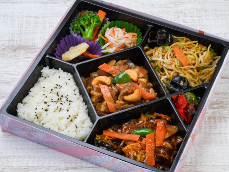 【特製 幕の内弁当】鶏肉とカシューナッツ炒めと回鍋肉（ホイコーロー）弁当
