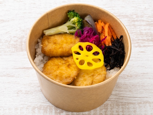 彩り野菜と菜彩鶏カレーナゲットの弁当