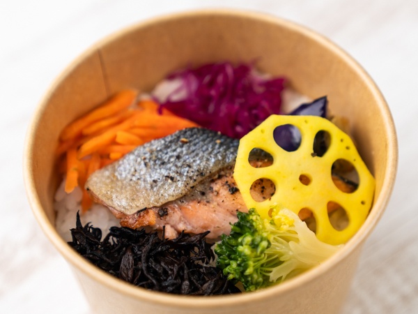彩り野菜と鮭のブラックペッパーソテーの弁当
