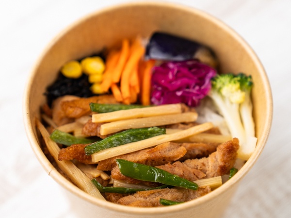 彩り野菜とヴィーガン青椒肉絲の弁当