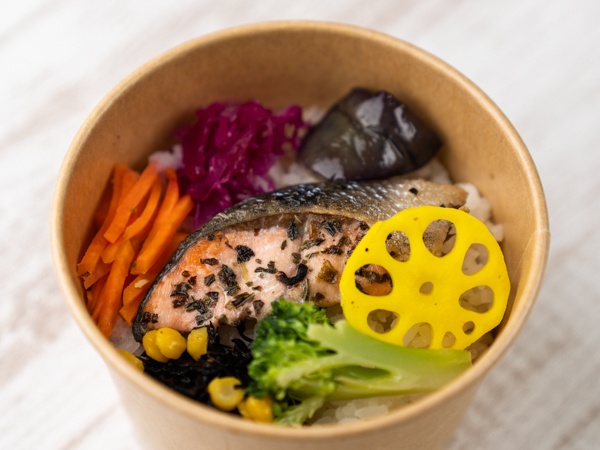 彩り野菜と鮭のバジルソテーの弁当
