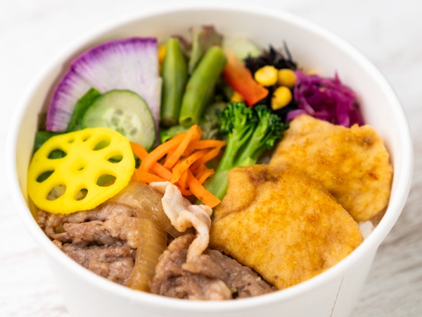 彩り野菜と佐助豚ポークジンジャー&菜彩鶏カレーナゲットのわっぱ弁当