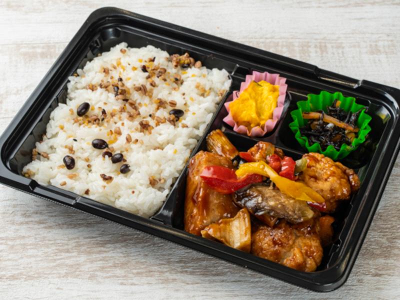 ［Ａ－３］【２５品目とたんぱく質が摂れる】豚根菜黒酢あん弁当