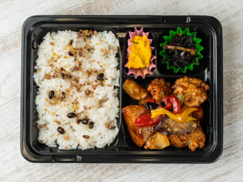 ［Ａ－３］【２５品目とたんぱく質が摂れる】豚根菜黒酢あん弁当