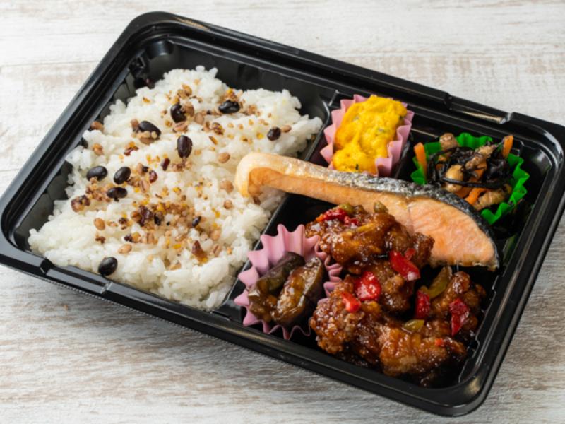 ［Ａ－４］【２５品目とたんぱく質が摂れる】鶏黒酢あん・銀鮭弁当