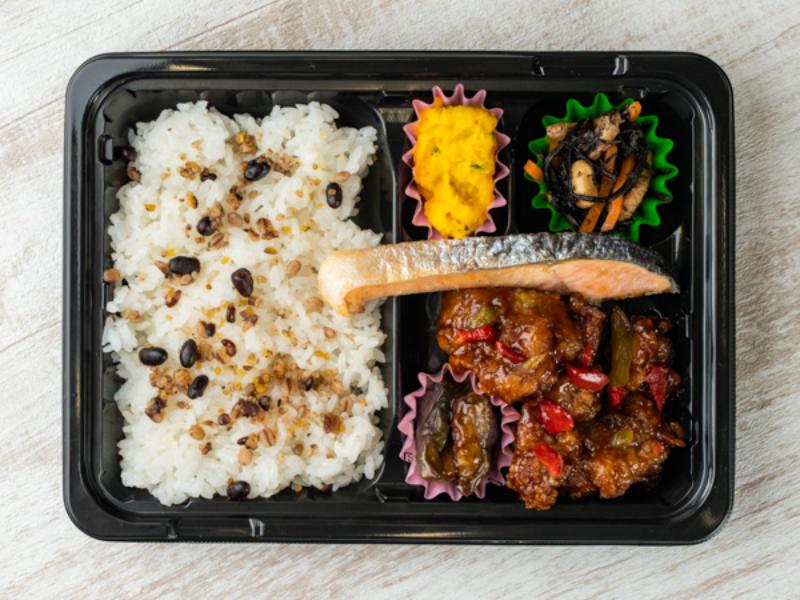 ［Ａ－４］【２５品目とたんぱく質が摂れる】鶏黒酢あん・銀鮭弁当