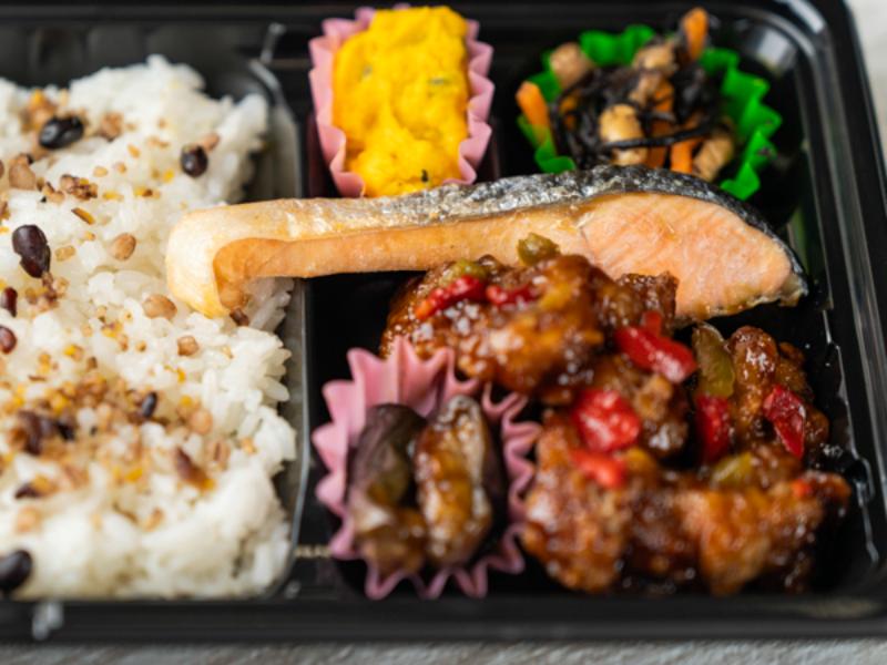 ［Ａ－４］【２５品目とたんぱく質が摂れる】鶏黒酢あん・銀鮭弁当