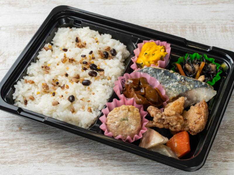 ［Ａ－５］【２５品目とたんぱく質が摂れる】根菜サバ塩麹・唐揚げつくね鶏レバー弁当