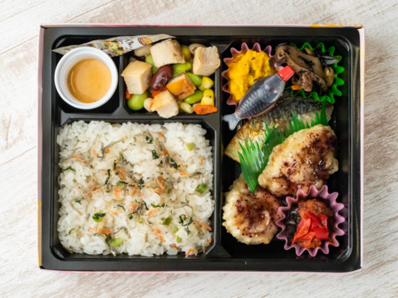 ［Ｂ－１］スーパーフード＆ＭＣＴオイル【ＧＡＢＡとたんぱく質が摂れる】梅鶏天・焼きサバ弁当
