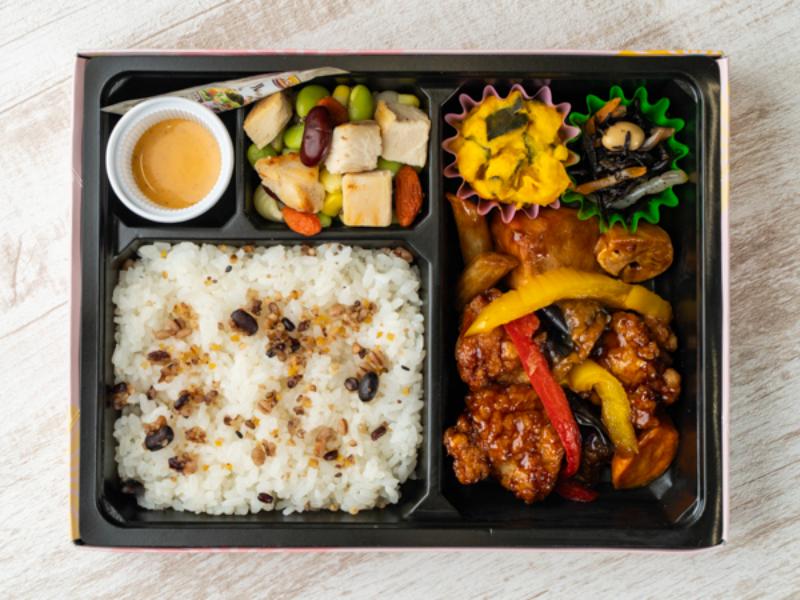 ［Ｂ－３］スーパーフード＆ＭＣＴオイル【２５品目とたんぱく質が摂れる】豚根菜黒酢あん弁当