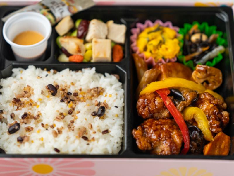 ［Ｂ－３］スーパーフード＆ＭＣＴオイル【２５品目とたんぱく質が摂れる】豚根菜黒酢あん弁当